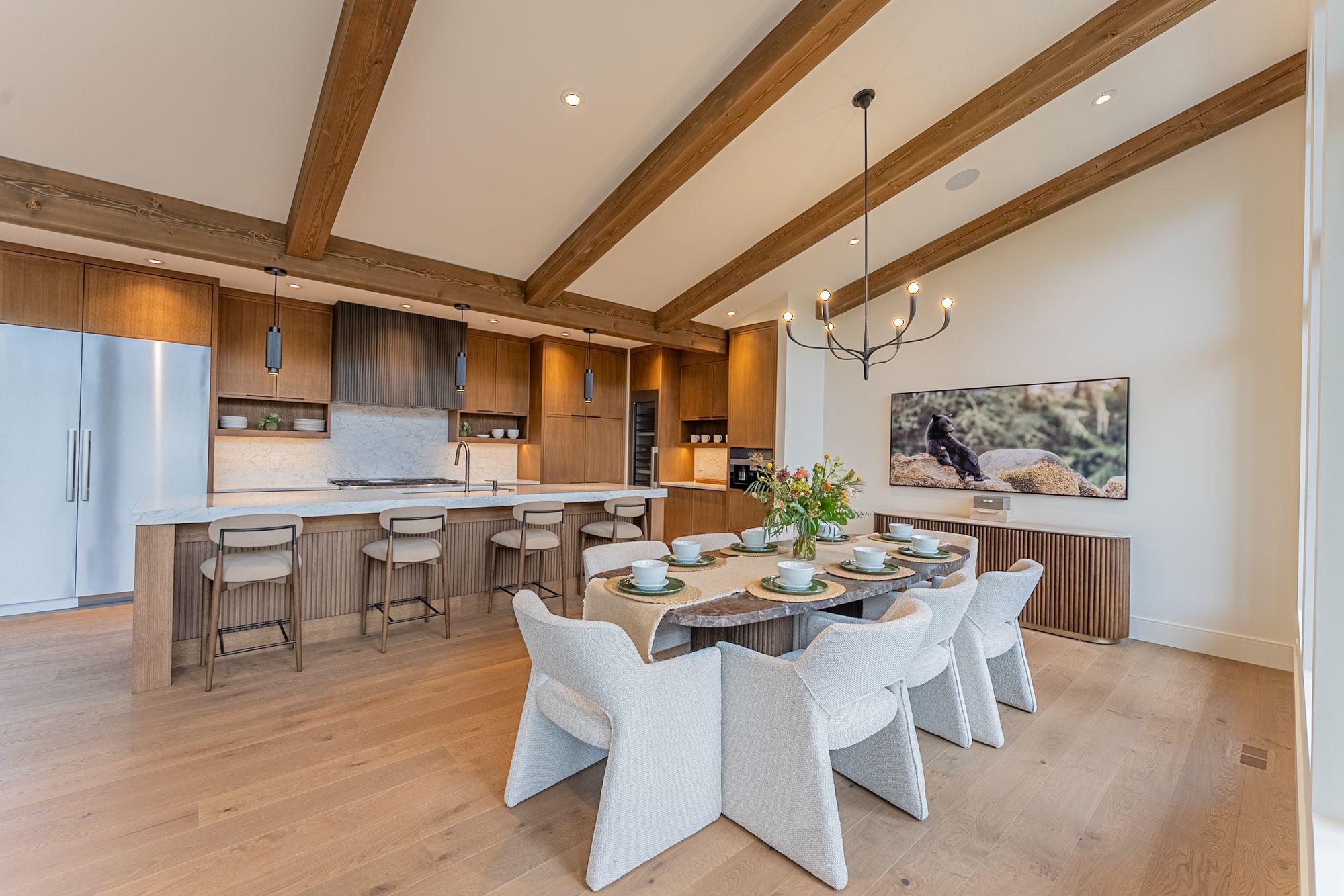 The kitchen and the dining table under the beams